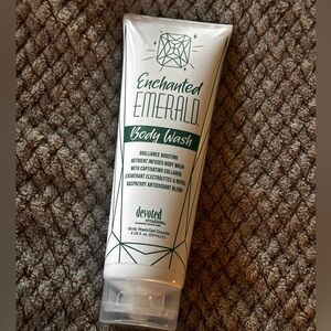 NEW Enchanted Emerald Nutrient Infused Body Wash 8 oz.
